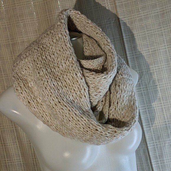 Hollister Scarf Woven Knit Infinity Beige Open Weave Unisex Neckwear Wrap - Picture 4 of 5